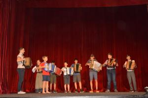 Folklorna prireditev Veseli, razigrani, nagajivi 15